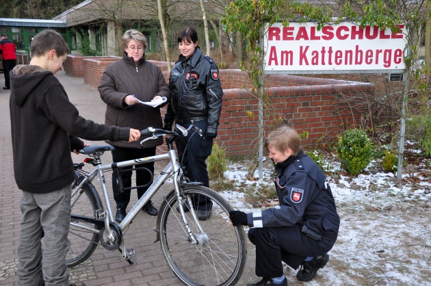 POL-WL: Polizei und Schule für sichere Fahrräder ++ Seevetal/Ohlendorf - Automarder am Werk