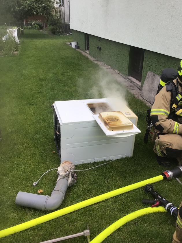 FW Paderborn: Gemeldeter Kellerbrand im Bayernweg (Paderborn-Stadtheide)