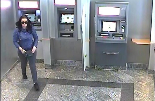 POL-LWL: Unbekannte benutzten gestohlene Geldkarte und richten Schaden von über 30.000 Euro an

Polizei fahndet nun mit Fotos nach den Tätern