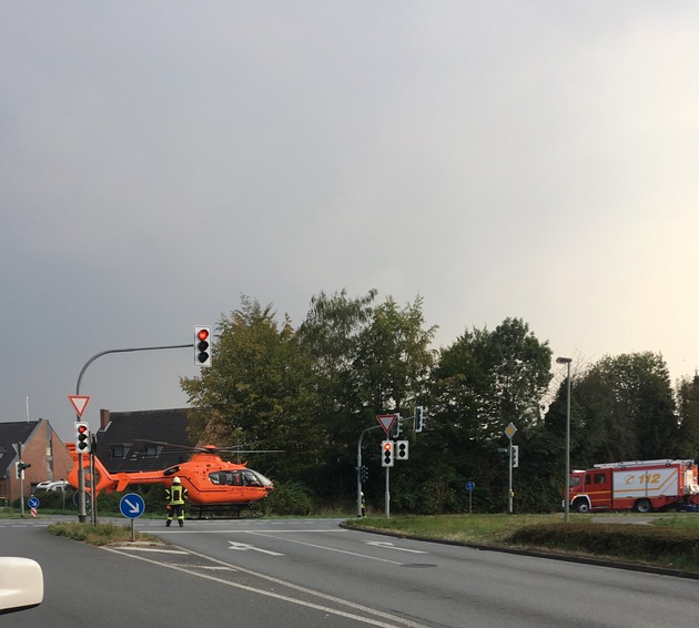FW Dinslaken: Schwerer Verkehrsunfall im Gewerbegebiet Dinslaken Süd