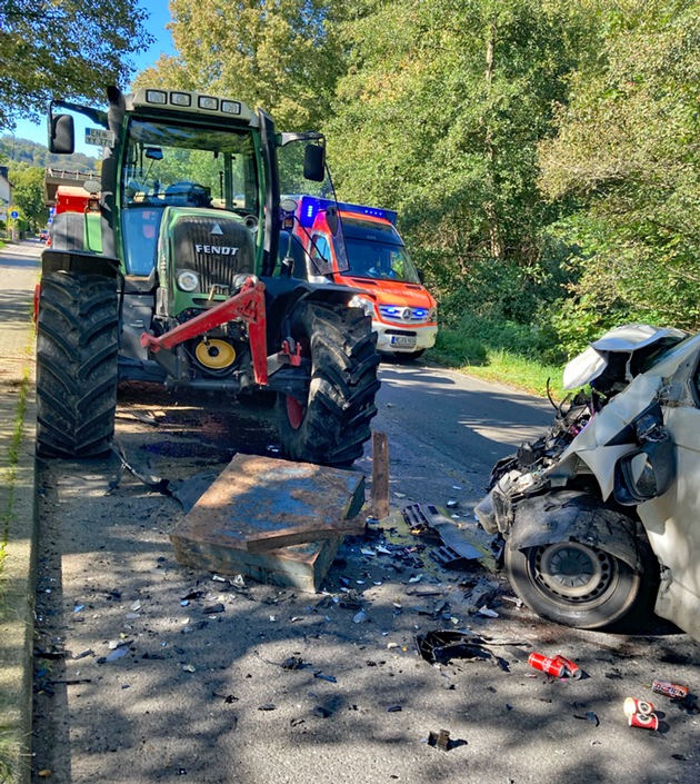 POL-ME: Frontalzusammenstoß mit Traktor: 28-jähriger Bochumer schwer verletzt - Velbert - 2110022