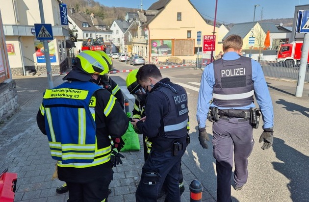 FW VG Westerburg: Chemischer Geruch aus Mehrfamilienhaus gemeldet - Feuerwehren im Einsatz