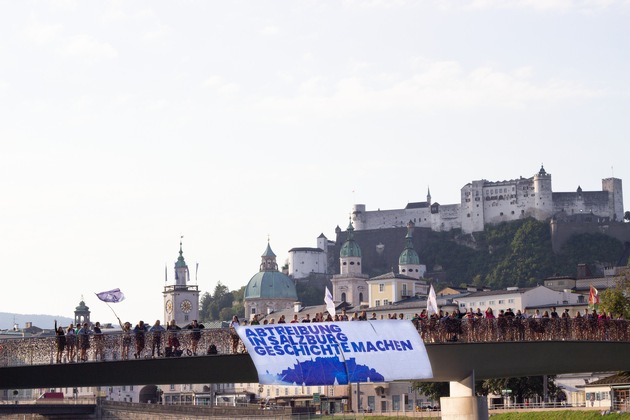 Gigantische Plakataktion am Salzburger Makatsteg - Pro Life Tour von München nach Salzburg endete vergangenen Sonntag - BILD