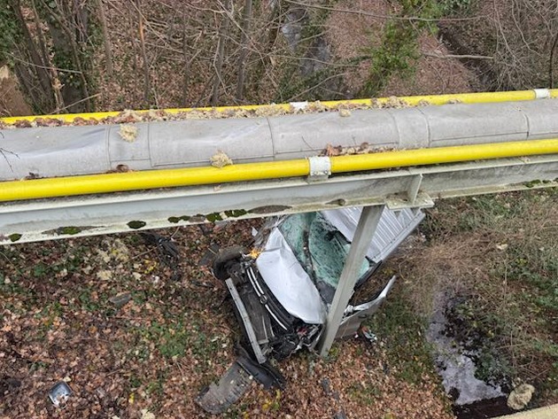 POL-ROW: 31-J&auml;hriger verunfallt in Zeven-Aspe: Pkw st&uuml;rzt mehrere Meter in die Tiefe