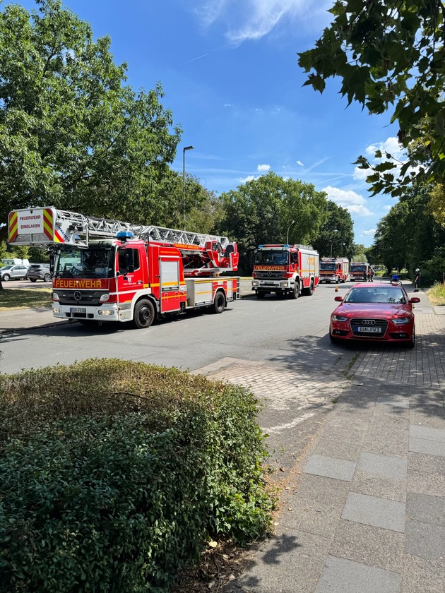 FW Dinslaken: Vollalarm f&uuml;r die Feuerwehr Dinslaken: Drei zeitgleiche Eins&auml;tze erfordern effizienten Kr&auml;fteeinsatz
