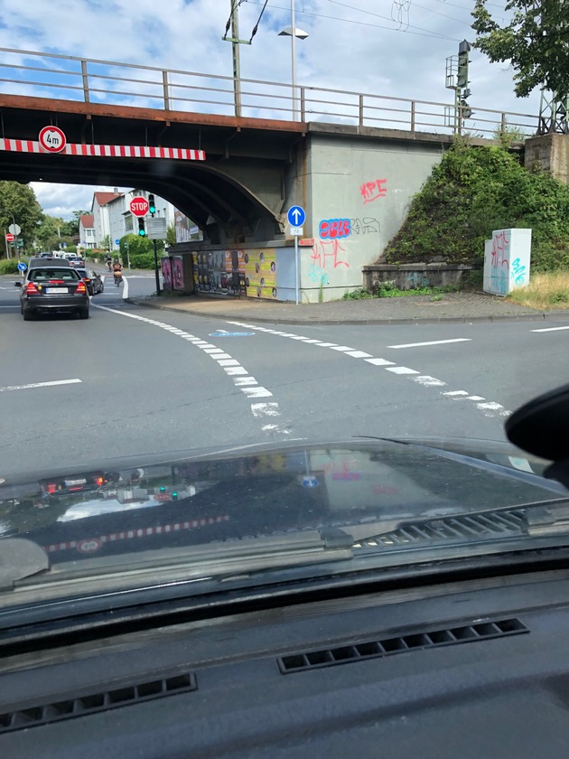POL-BN: Verkehrskontrolle in Bonn-Plittersdorf - Polizei bittet Autofahrer sich zu melden
