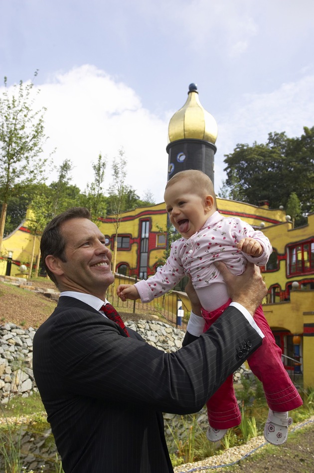 Ein Hundertwasser Haus für Familien schwer kranker Kinder / McDonald&#039;s Kinderhilfe eröffnet Familienzentrum in Essen