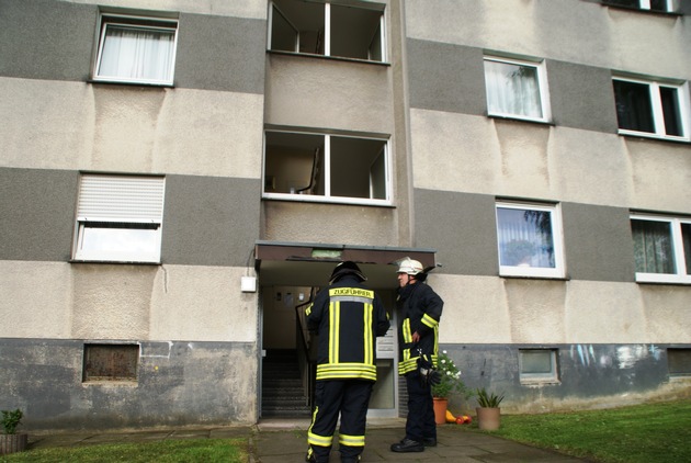 FW-AR: Gasaustritt in Neheimer Mehrfamilienhaus