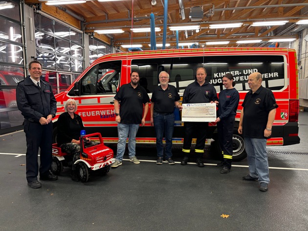 FW-NE: Königshaus spendet 2.000 Euro für die Kinderfeuerwehr - Tretautos und Materialien gesichert