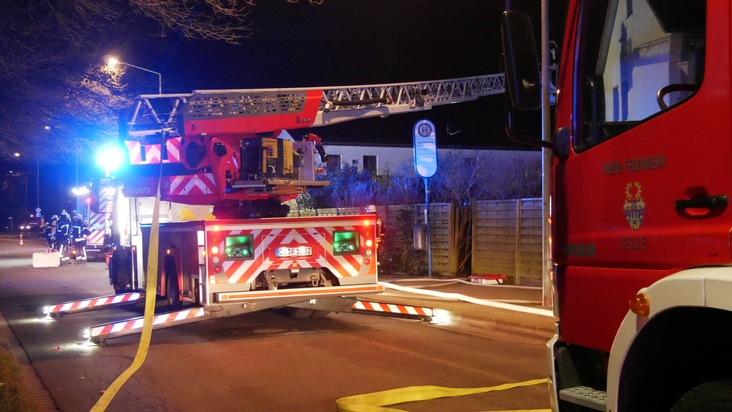 FW Celle: 13 Einsätze in den ersten Stunden des neuen Jahres / Carport und PKW brennen in Vollbrand - Feuer greift auf Gebäude über