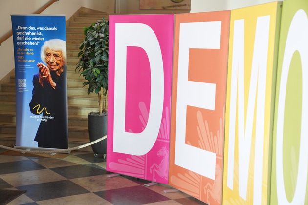 POL-OLD: "110 Stimmen f&uuml;r unsere Zukunft" +++ Hunderte Sch&uuml;ler nehmen am Demokratie-Projekt der PD Oldenburg teil +++