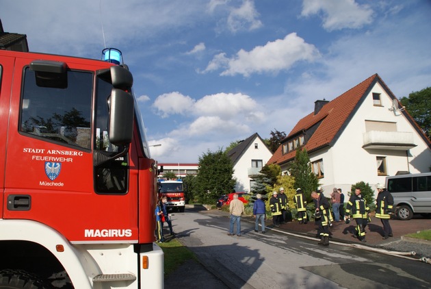 FW-AR: Baum brennt an Wohnhaus in Arnsberg-Müschede