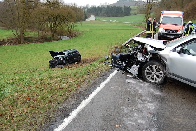 POL-PDKL: Zu schnell in die Kurve - Zwei Verletzte - zwei Totalschäden