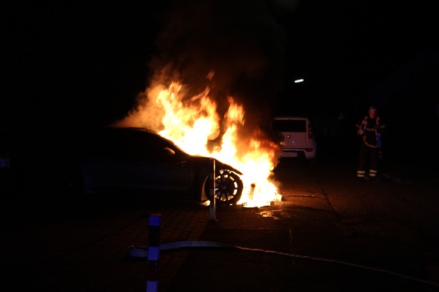 FW-DO: Brennender PKW weckt Anwohner in der Obermarkstraße