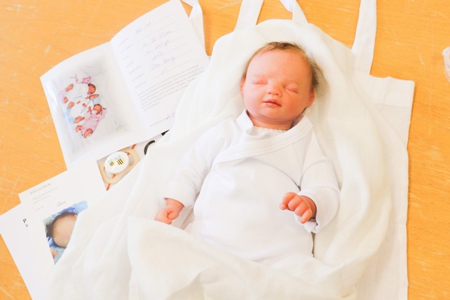 Neonatologie am Klinikum Nürnberg erhält speziell angefertigte Frühchenpuppe für Eltern-Trainings