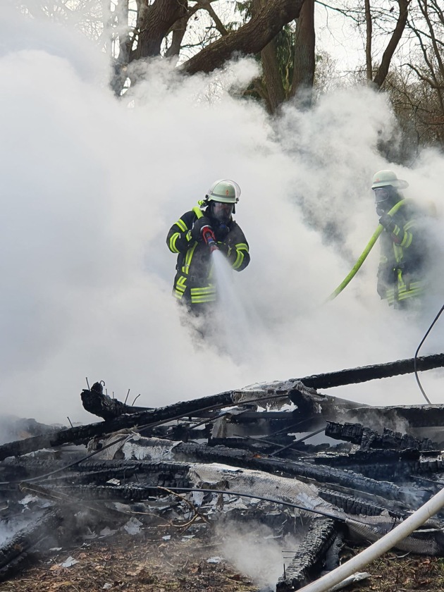 FFW Schiffdorf: Schuppen im Spadener Moor brennt vollständig nieder: knifflige Löschwasserversorgung sorgt für besonderes Vorgehen