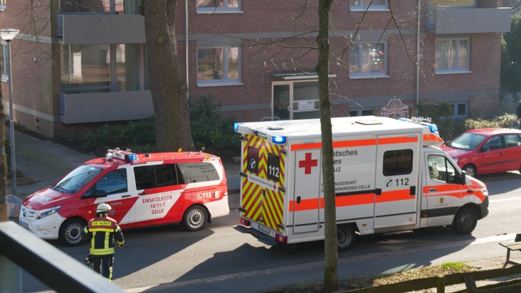 FW Celle: Celler Feuerwehr rettet Bewohner aus verrauchter Wohnung
