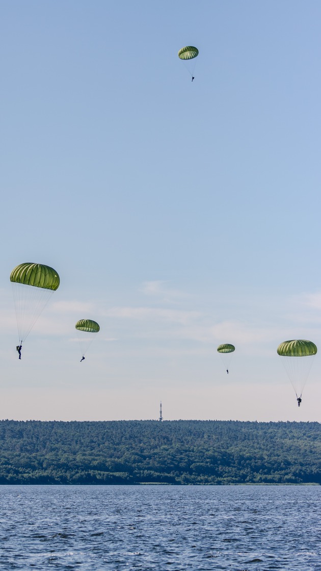 Wasserlandung - Soldaten springen mit Fallschirmen in den Schwielowsee