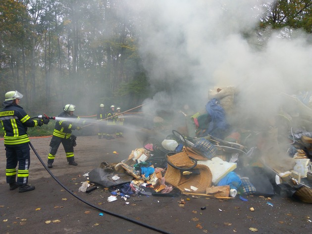 FW-KLE: Stinkiger Einsatz: Brand eines 18 Tonnen Presscontainers mit Restmüll