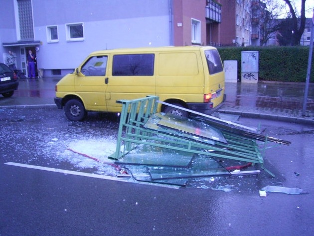 POL-D: Fliehkraft übertraf Schwerkraft - Verkehrsunfall durch ungesicherte Ladung in Oberbilk