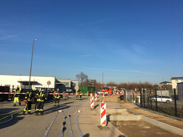FW Mettmann: Gasausströmung mit starker Geruchsbelästigung nach Baggerarbeiten auf der Marie-Curie-Straße im Industriegebiet. Es gab keine Verletzten.