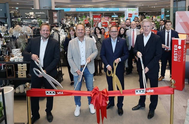 XXXLutz Deutschland: Einrichtungshaus der Extraklasse: Oberbürgermeister Thomas Kufen eröffnet nach dem Komplettumbau den neuen XXXLutz in Essen