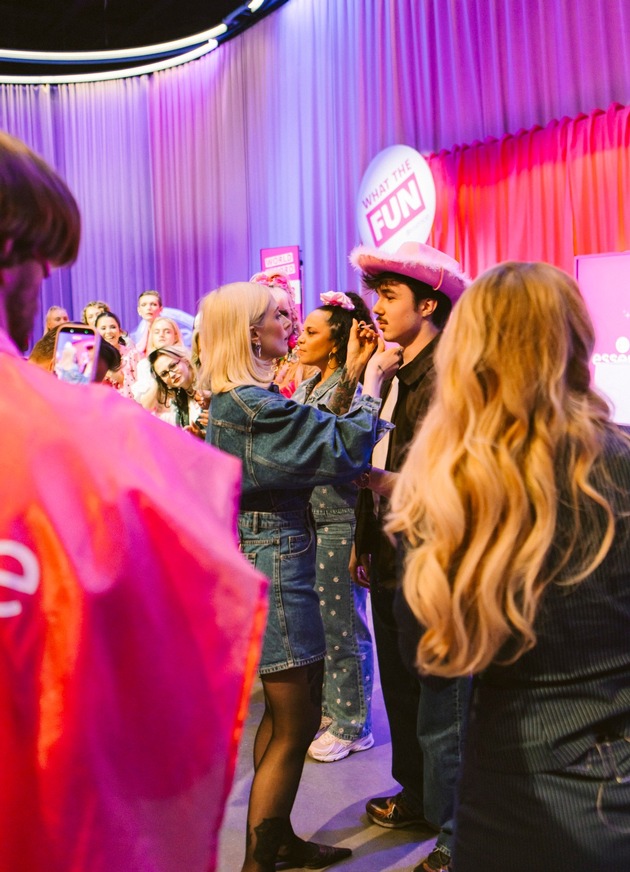 Turbo-Lippenstift holt neuen Tempo-Weltrekord in Berlin – Make-Up-Artistin schminkt 11 Lippenpaare in 60 Sekunden