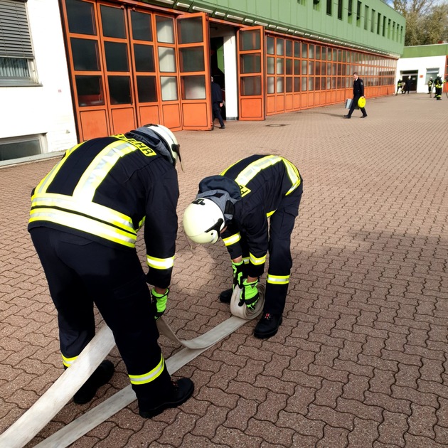 FW Düren: 15 Feuerwehrleute auf den Einsatz vorbereitet - Erfolgreicher erster Teil der Grundausbildung (TM 1) bei der Feuerwehr Stadt Düren abgeschlossen.