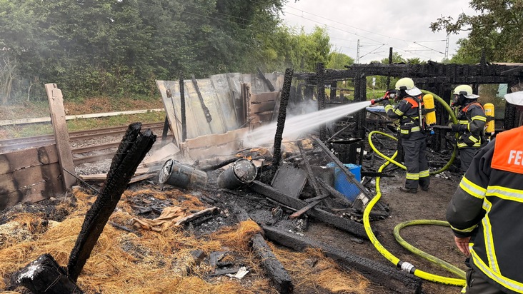 POL-STD: Gartenschuppen und Hühnerstall in Horneburg ausgebrannt - Feuerwehr kann 40 Hühner retten