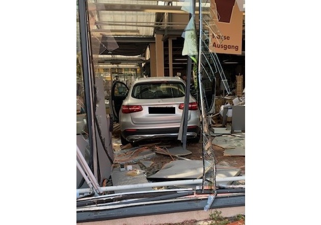 FW Ratingen: PKW fährt in Kassenbereich eines Fachgeschäfts - Fahrer bleibt unverletzt