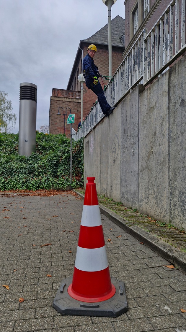 FW-BOT: Feuerwehr Bottrop trainiert die Sicherung gegen Absturz