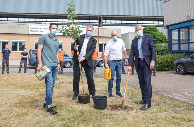Ford-Werke GmbH: Ford-Auszubildende pflanzen Bäume im Saarlouiser Werk