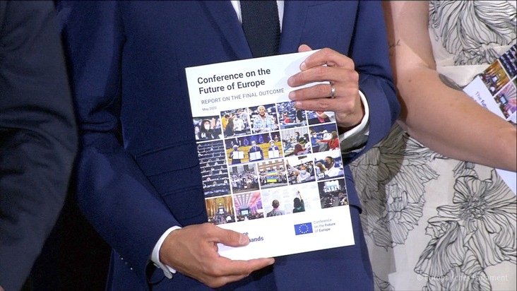 Ein Jahr Ideen-Feuerwerk zu Europa - Ergebnisse der Konferenz zur Zukunft Europas feierlich überreicht