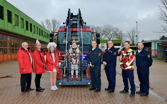 FW D&uuml;ren: F&uuml;r Kinderprinz Tom II. geht es bei der Feuerwehr hoch hinaus