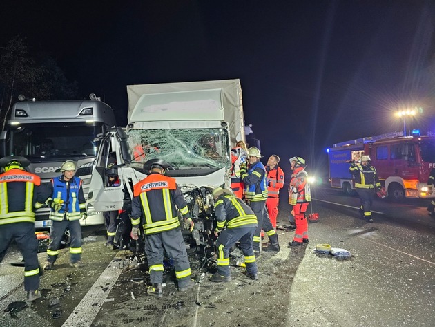 FW Königswinter: Auffahrunfall mit mehreren LKW auf der Autobahn A 3 - Fahrer von Feuerwehr befreit