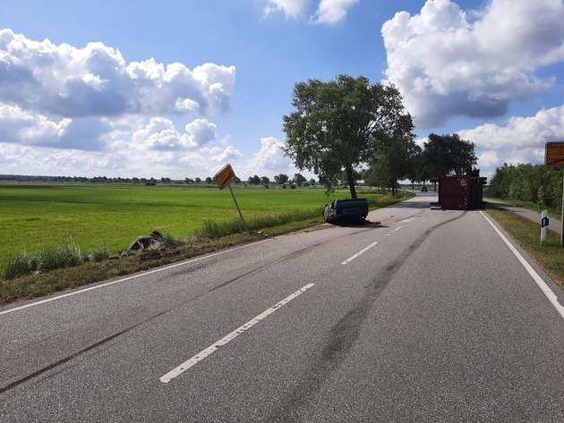 FW-RD: LKW verliert 5 PKW von Ladefläche (Friedrichsholm, Kreis Rendsburg-Eckernförde)