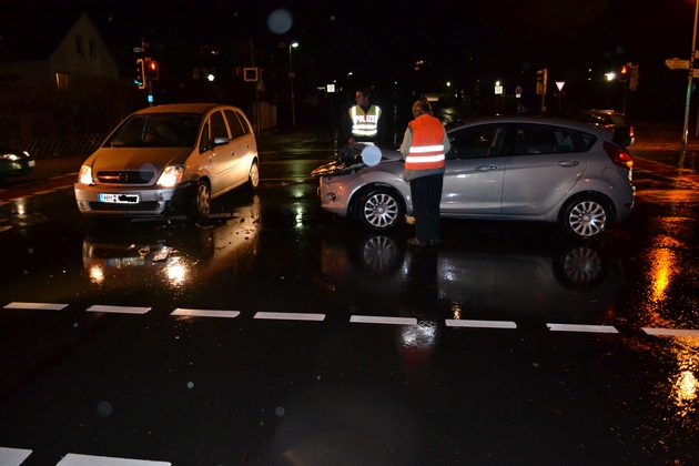 POL-HM: Verkehrsunfall mit hohem Sachschaden