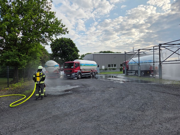 FW-AR: Feuerwehrübung beim TRANSGAS - Löschzug Bruchhausen-Niedereimer im Einsatz