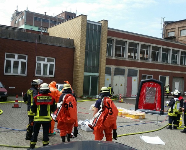 FW-D: Hafen: Säure ausgetreten im ehemaligen Muskatorwerk - Feuerwehr im Dauereinsatz