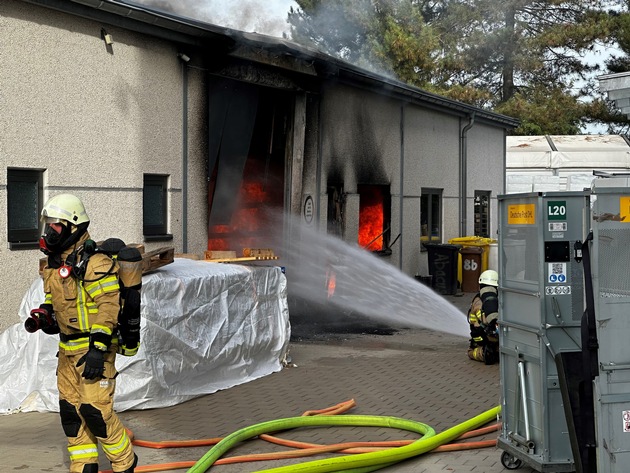 Feuer in Gewerbebetrieb im Stadtteil Frankenforst von Bergisch Gladbach