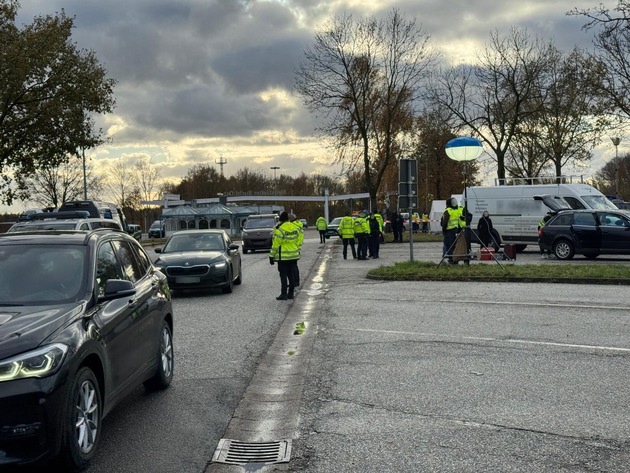 POL-HL: Ostholstein / Großkontrolle auf der Bundesautobahn 1 in Ostholstein - über 100 festgestellte Verstöße