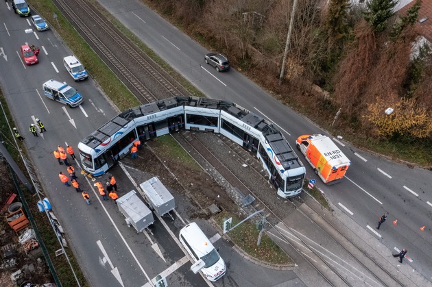 FW-BO: Verkehrsunfall zwischen LKW und Straßenbahn fordert 11 verletzte Personen