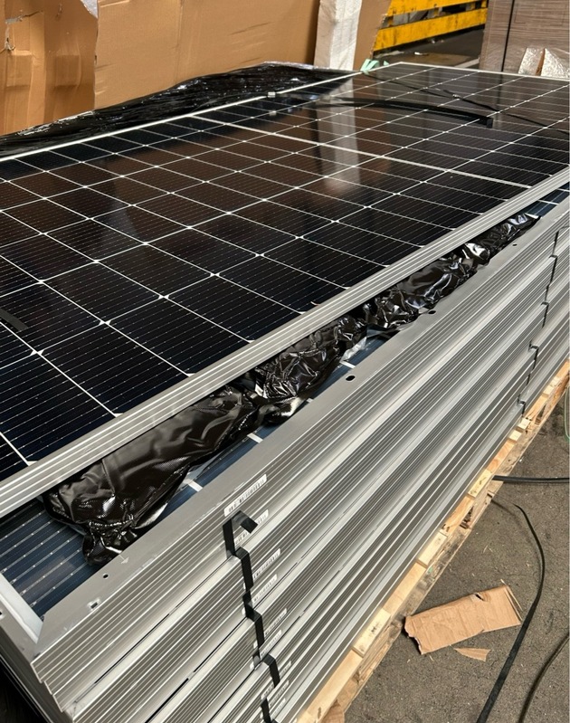 ZOLL-F: Frankfurter Zoll deckt Marihuana-Schmuggel in Solarmodulen auf