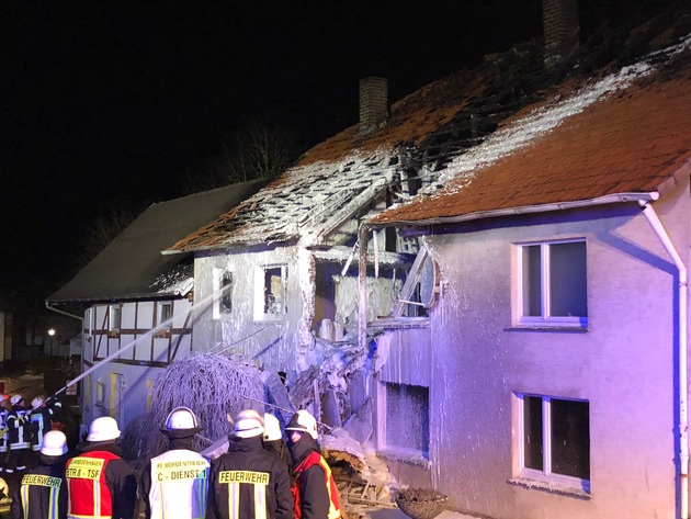 FW Borgentreich: Erneuter Einsatz in Muddenhagen. Baggerunternehmen unterstützt die Feuerwehr