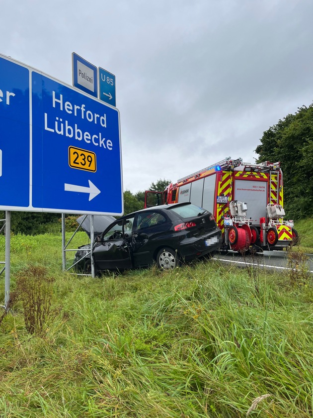 FF Bad Salzuflen: Mehrere Verletzte bei Unfällen in Bad Salzuflen / Autos rammen tonnenschweren Findling und Straßenschild