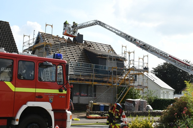 FW-PI: Hasloh: Dachstuhlbrand in Einfamilienhaus