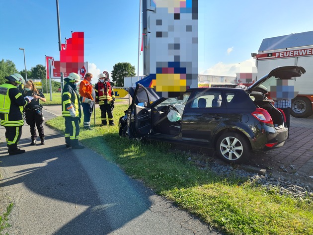 FFW Schiffdorf: 18 Jähriger Bremerhavener kommt von Fahrbahn ab und kollidiert mit Werbetafel