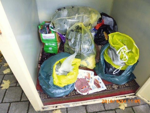 POL-SE: Barmstedt - Unbekannte entsorgen Lebensmittel in einem Altkleidercontainer