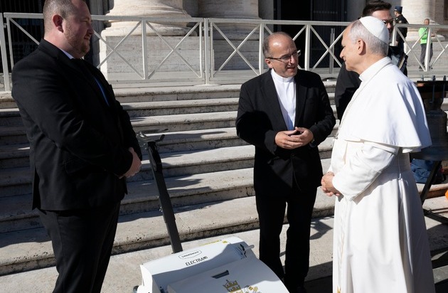 Swardman GmbH: Swardman übergab dem Papst einen Electra 2.0