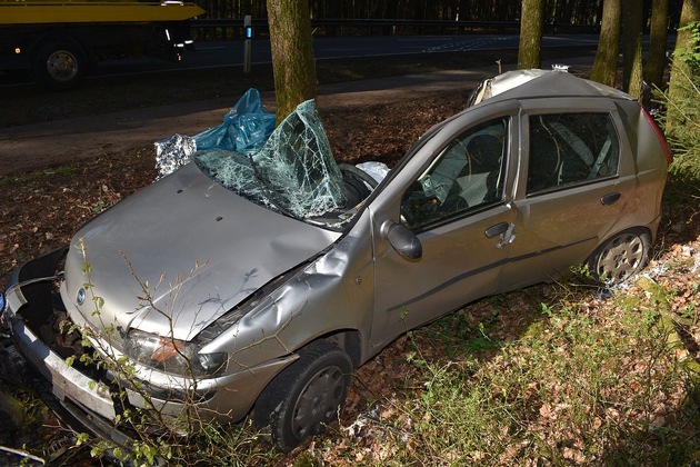 POL-STD: 25-jährige Autofahrerin bei Unfall auf Bundesstraße 74 tödlich verletzt